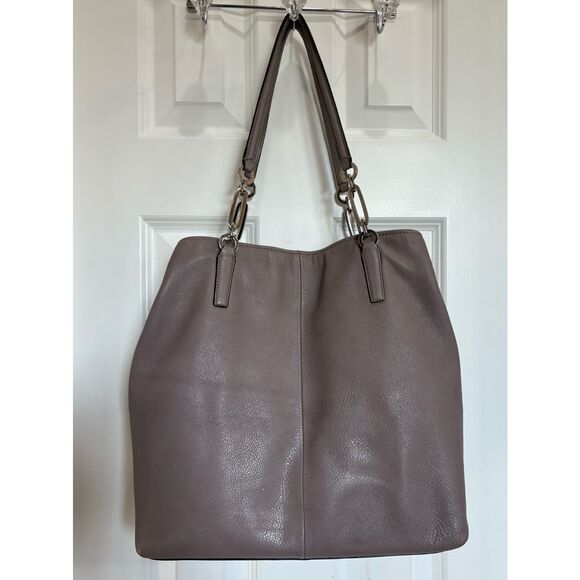COACH - EUC Madison East/West Tote in Mauve Pebbled Leather with Chain Detail - Picture 3 of 16